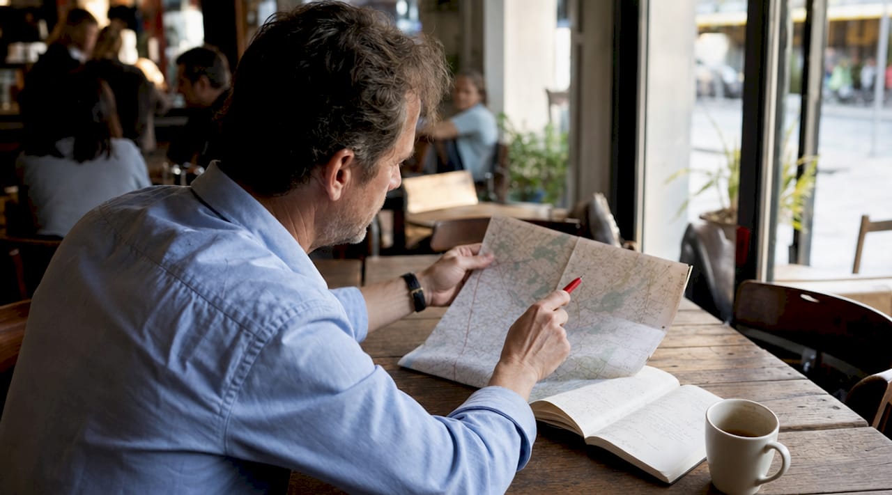Un homme passe en revue un dossier lié à la stratégie de communication.