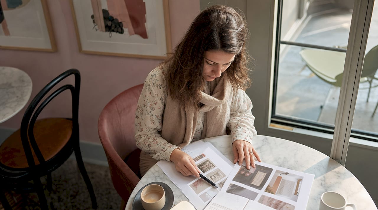 Une femme entrepreneure passionnée qui se forme aux techniques de marketing pour développer son activité.