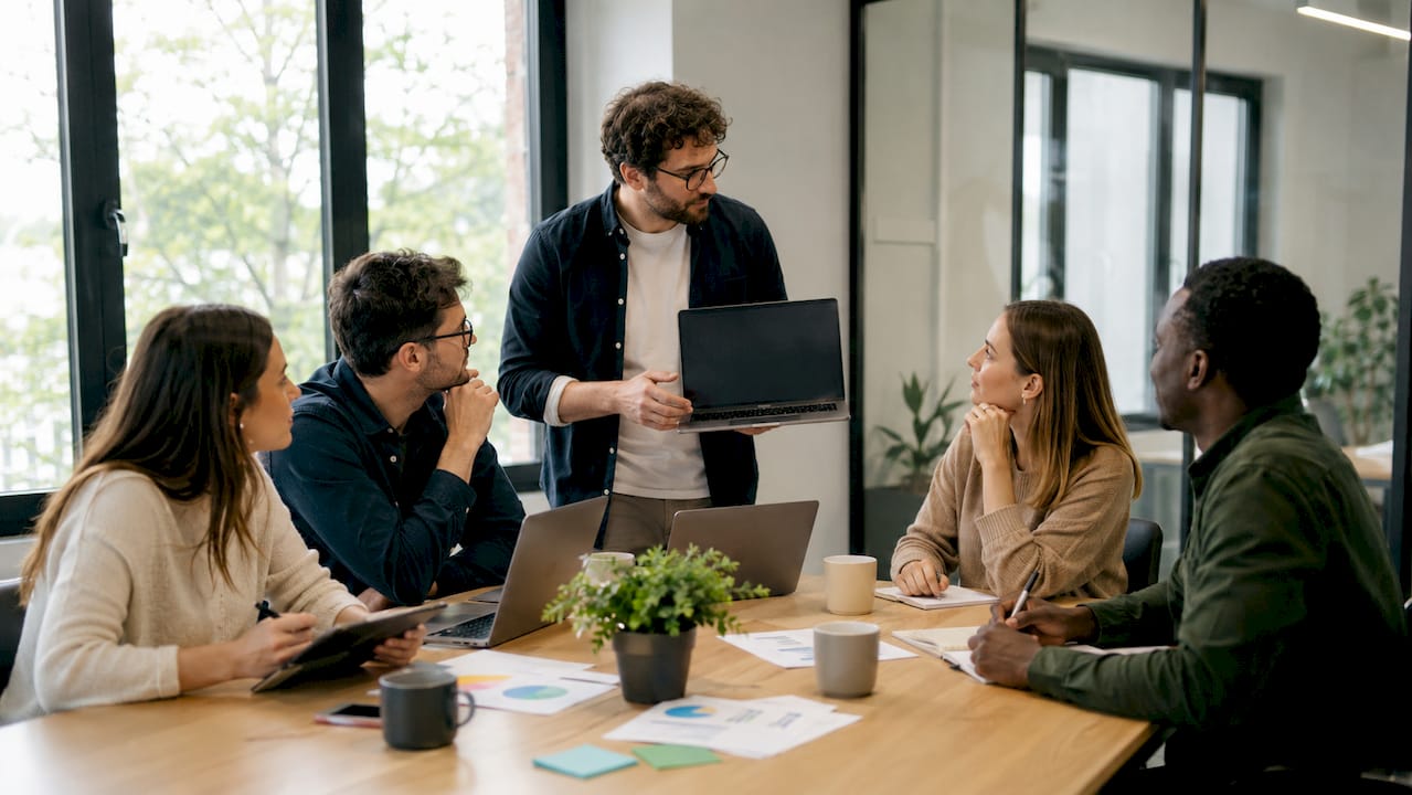 Réunion d’équipe dédiée à l’élaboration d’une stratégie SEO adaptée aux petites et moyennes entreprises.