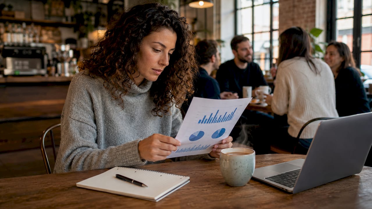 Un chef d’entreprise examine les performances de sa dernière campagne d’emailing pour évaluer son impact sur son activité.