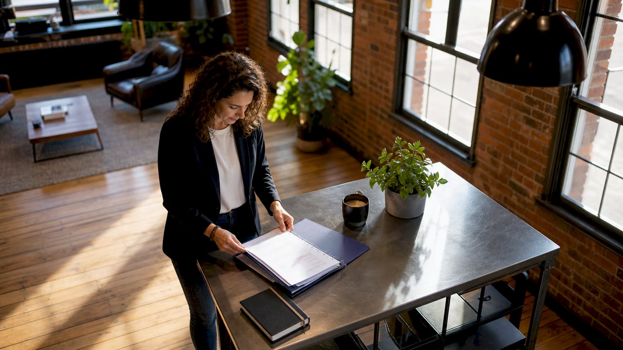 Une cheffe d’entreprise à la tête d’une PME se consacre actuellement à la réalisation d’un audit digital.