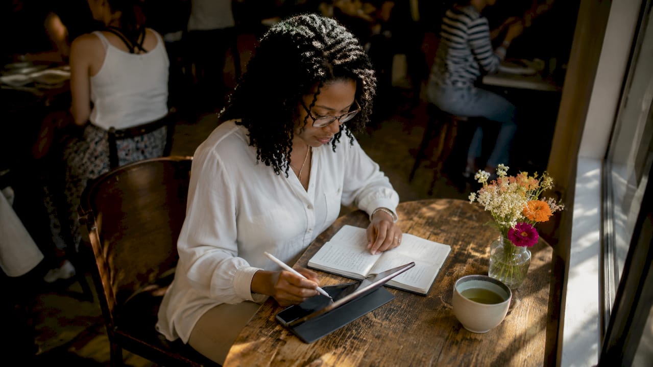 Une entrepreneure passionnée qui étudie les stratégies de marketing personnalisé pour booster son activité.
