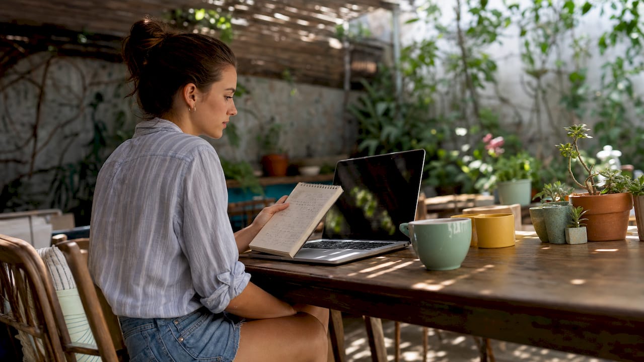 Entrepreneur à la tête d’une petite entreprise, je réfléchis à des idées de contenus attractifs pour capter l’attention de mon audience.