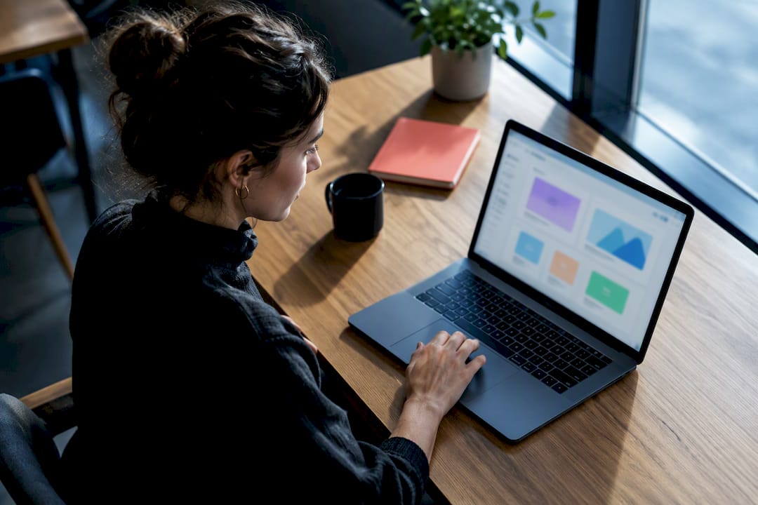 Femme entrepreneure comparant des thèmes WordPress