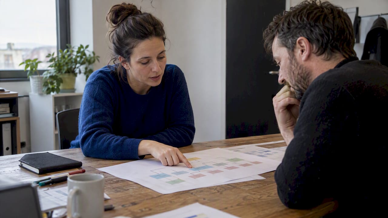 Consultante en train d'examiner la structure d'un site