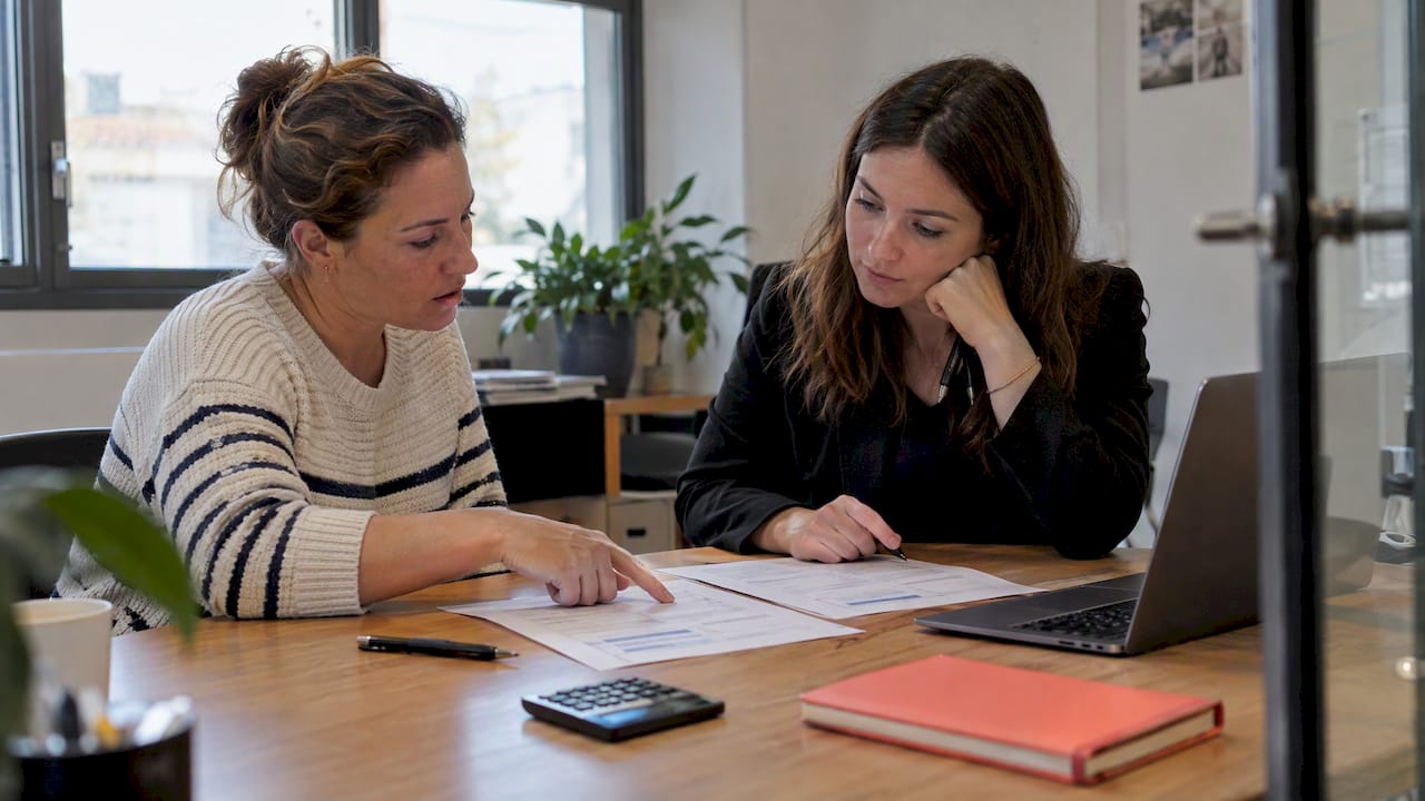 Responsable évaluant différentes propositions SEO