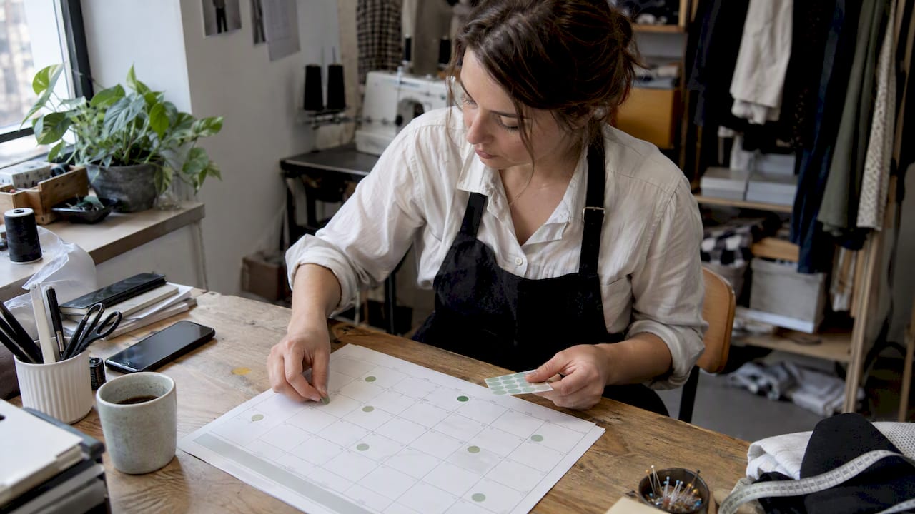 Femme entrepreneure organisant ses publications dans un calendrier