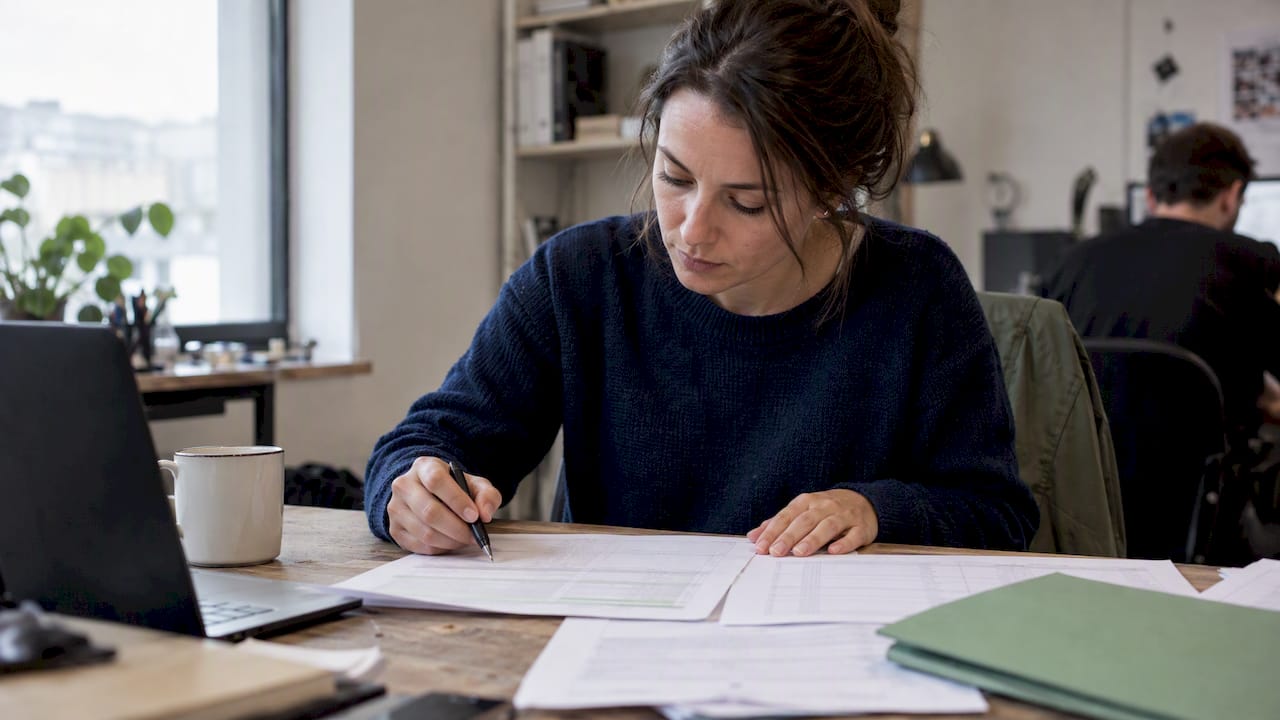 La cheffe de projet analyse les correspondances d’URL