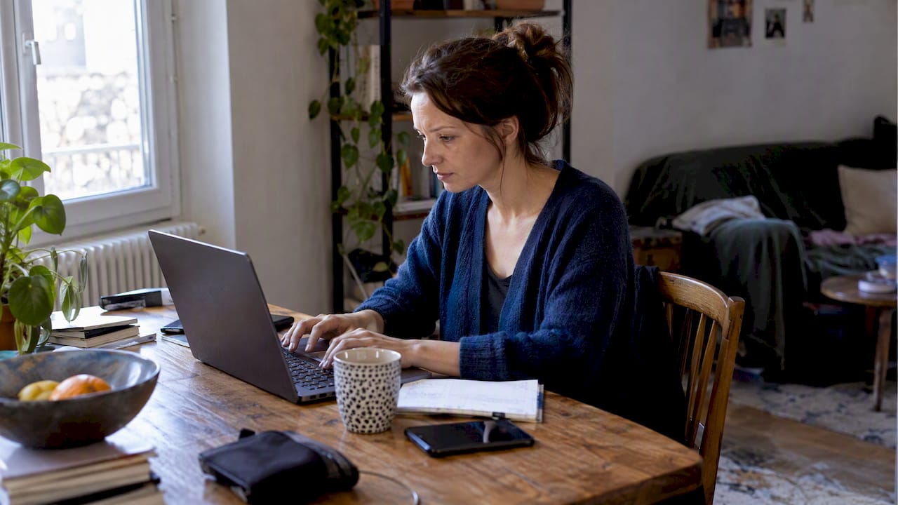 Rédactrice en train de structurer un article web sur son ordinateur