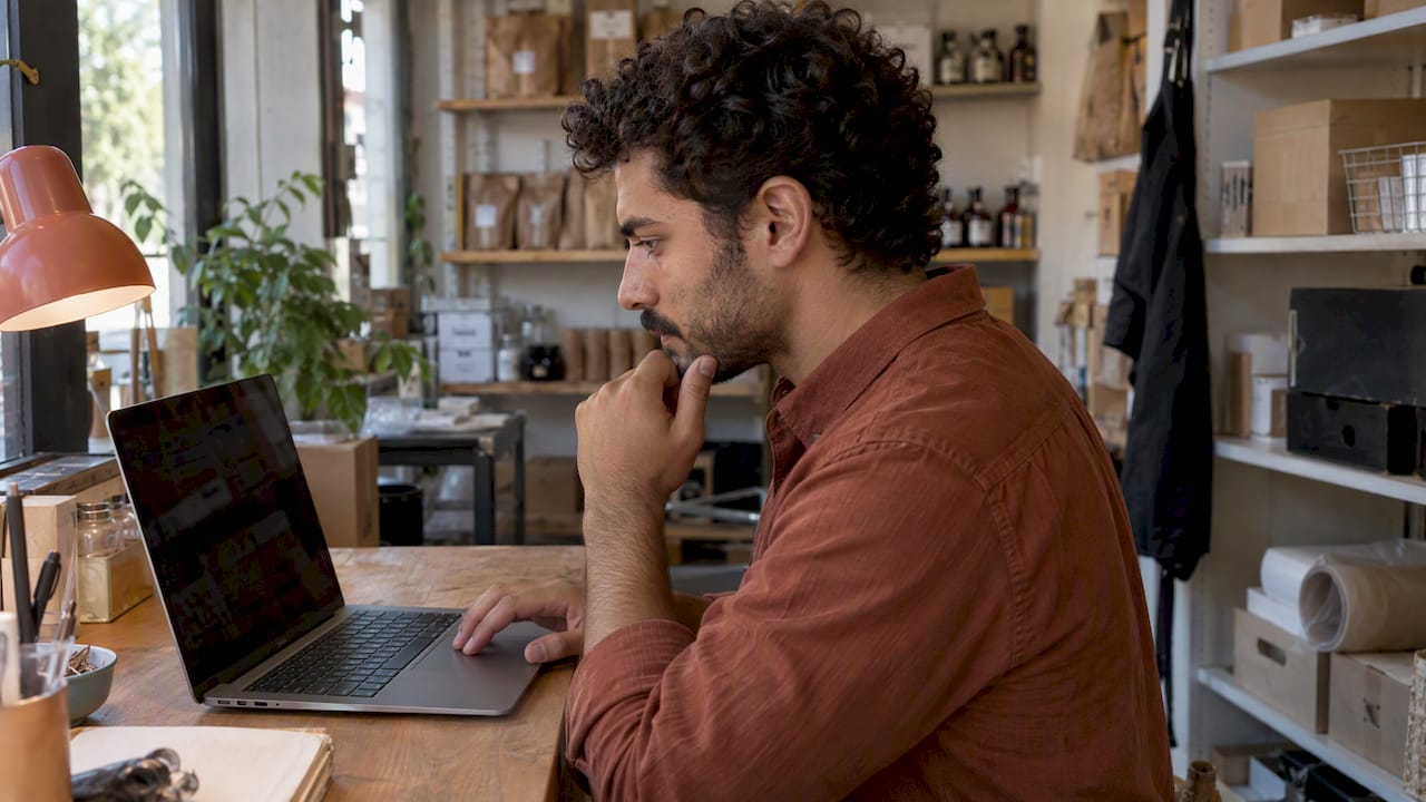 Le commerçant consulte les diagnostics Google Ads
